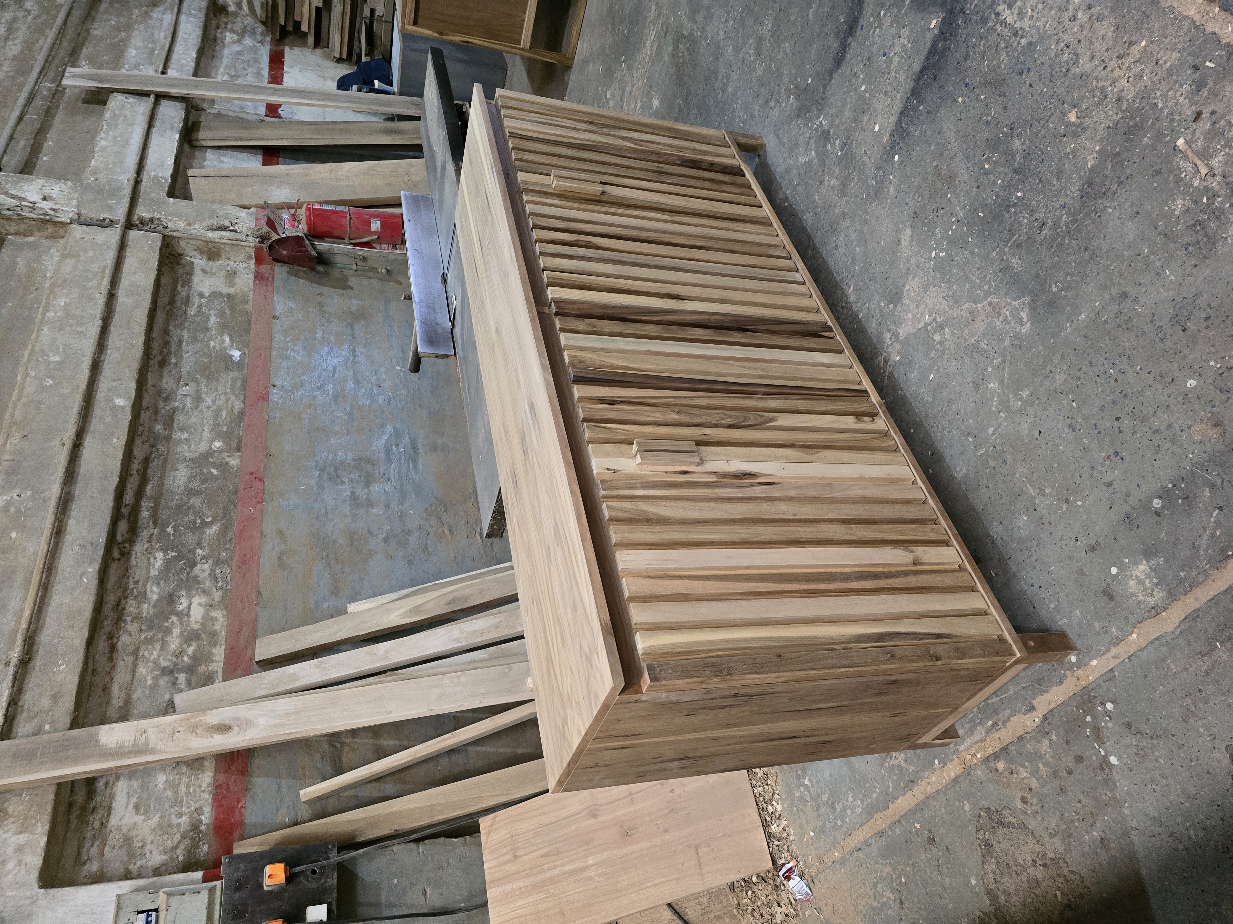 Vajillero alto con puertas — detalle
